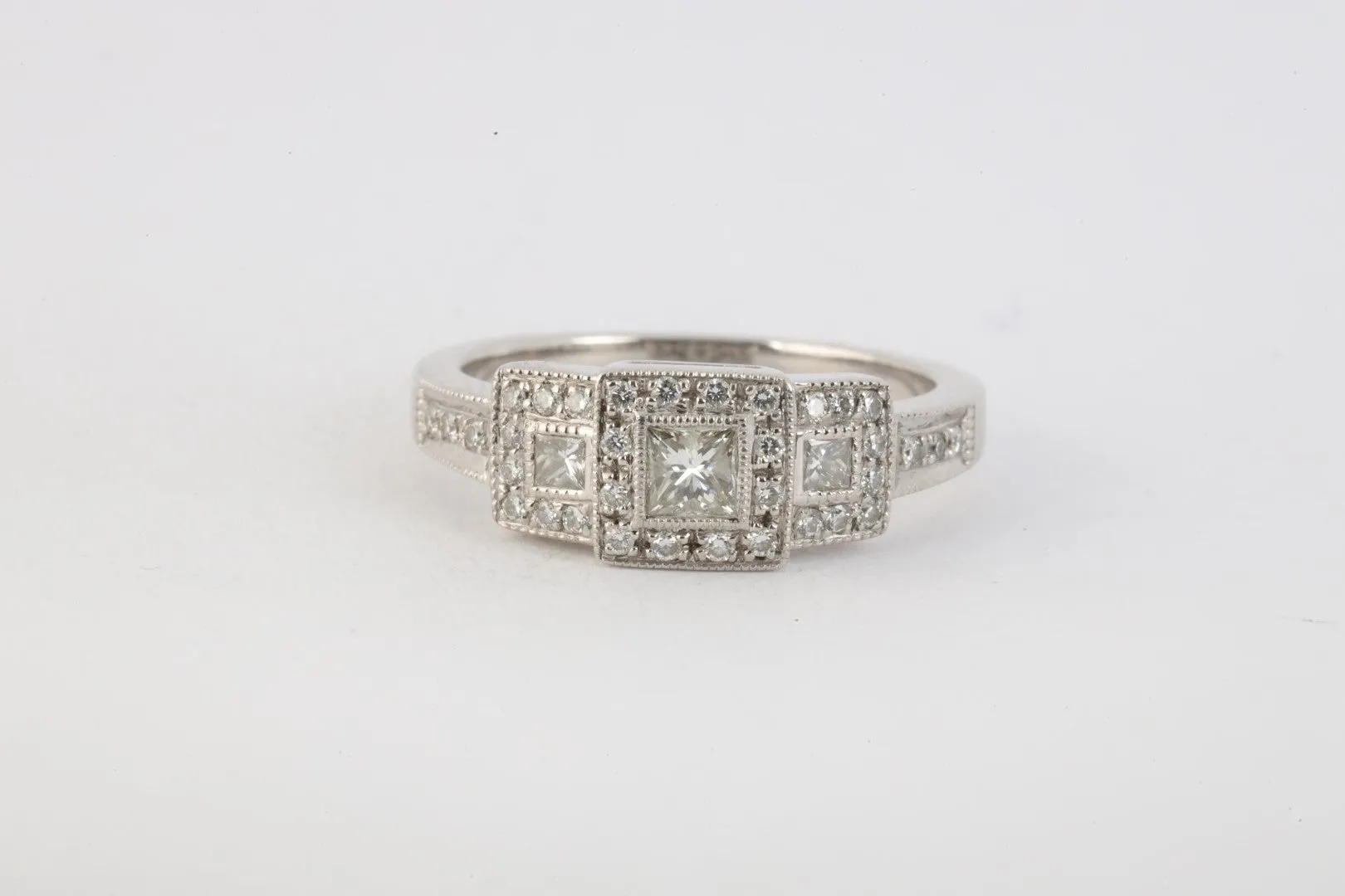 14k White Gold 0.82tcw Diamond Ring Size 7 (5.19g.)