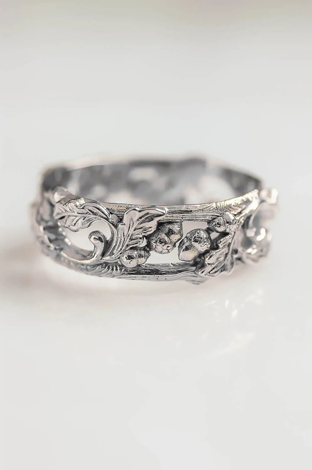 READY TO SHIP: Oak wedding band in 14K white gold, RING SIZE 8.5 US