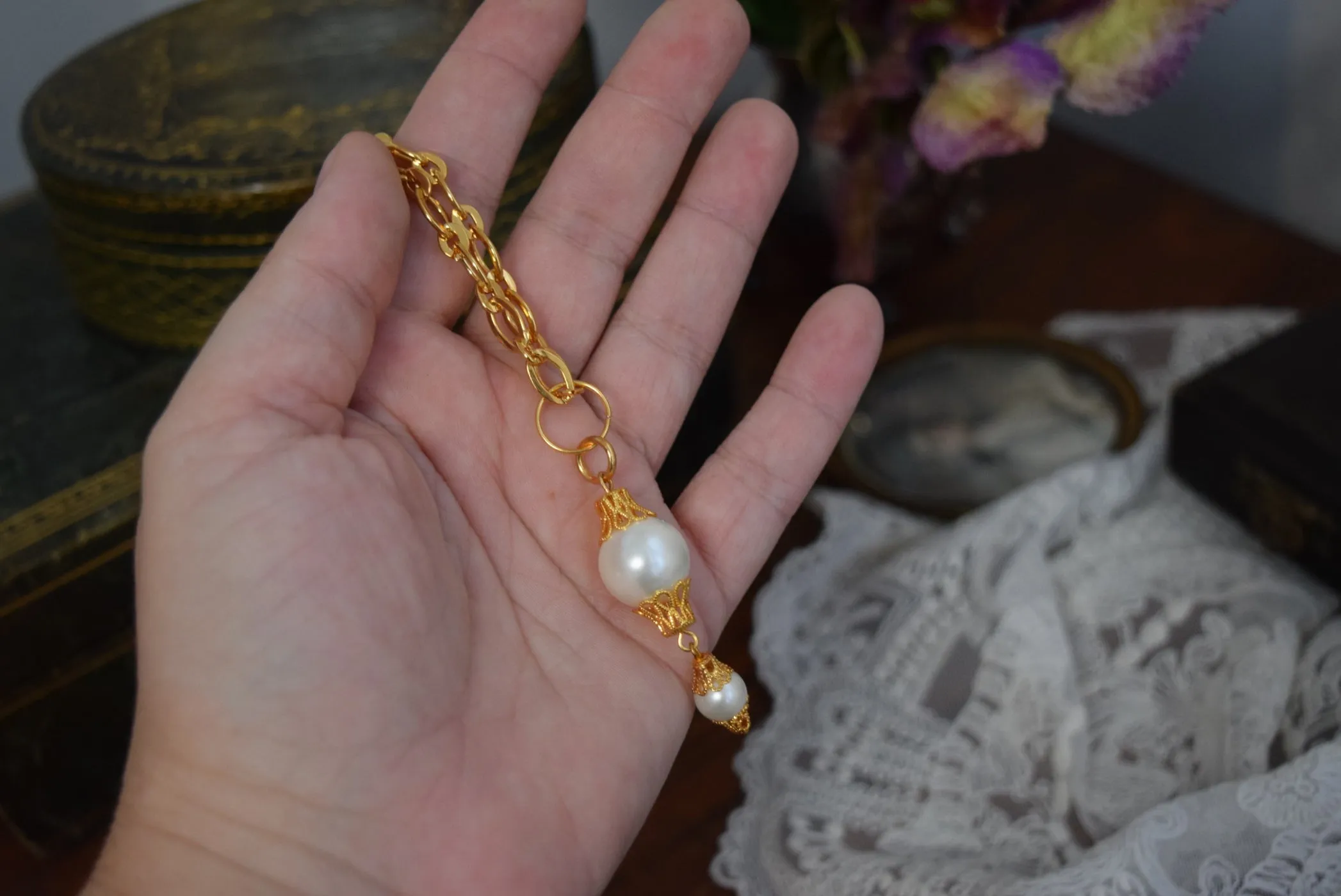 Renaissance Chain and Shell Pearl Pendant Necklace